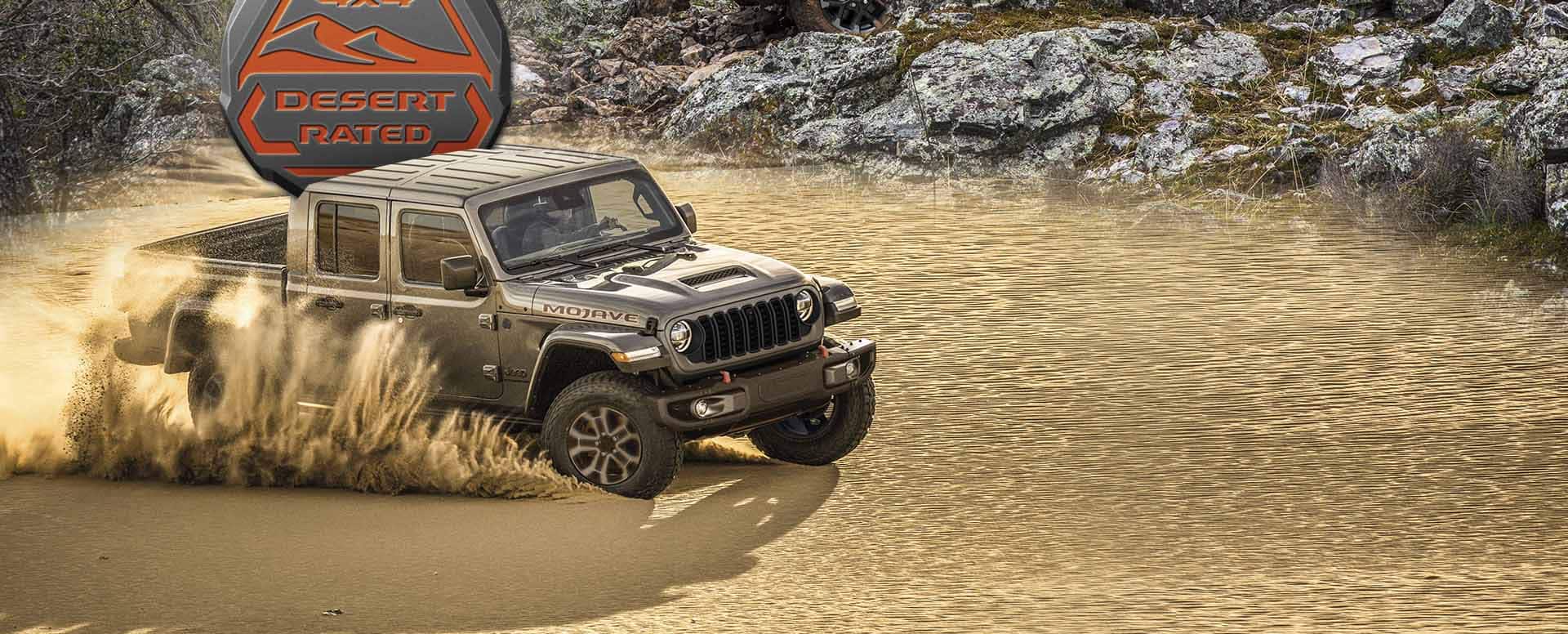 Dos imágenes fusionadas: en la parte superior derecha, una Jeep Gladiator Rubicon 2024 roja con el techo desmontado, descendiendo por un sendero rocoso y fangoso. El emblema Trail Rated 4x4. En la parte inferior izquierda, una Jeep Gladiator Mojave 2024 plateada levantando arena, mientras circula por una planicie desértica. El emblema Desert Rated 4x4.