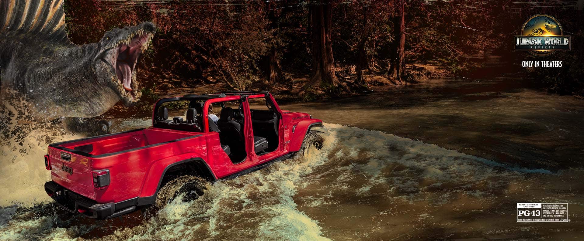 Una Jeep Gladiator Rubicon X 2025 roja con las puertas y el techo extraídos, vadeando un pantano en una selva, con marcas de garras de aves rapaces en los bordes del bastidor.