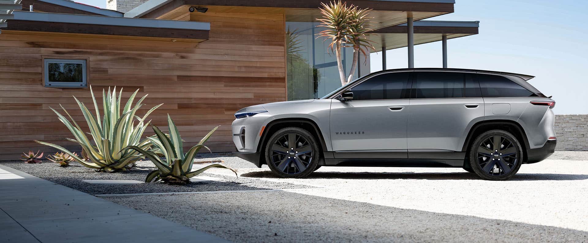 A la izquierda, un perfil en ángulo del lado del pasajero de un Jeep Wagoneer S Obsidian 2024 negro, con el fondo borroso. En el medio, un perfil en ángulo del lado del pasajero de un Jeep Wrangler Rubicon 4xe 2024 plateado, con un fondo lleno de estrellas. A la derecha, un perfil en ángulo del lado del conductor de un Jeep Grand Cherokee Summit Reserve 4xe 2024 blanco estacionado en un claro fuera de la carretera, de noche, con una aurora boreal de fondo.