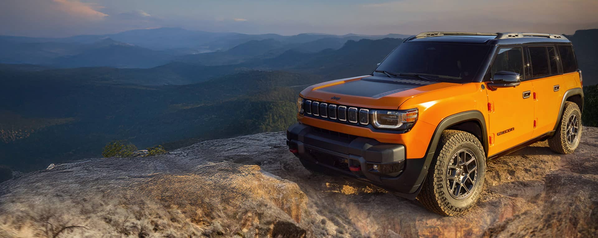 Un ángulo del extremo delantero elevado del modelo en preproducción Jeep Recon 2026 con una inserción negra en el capó.