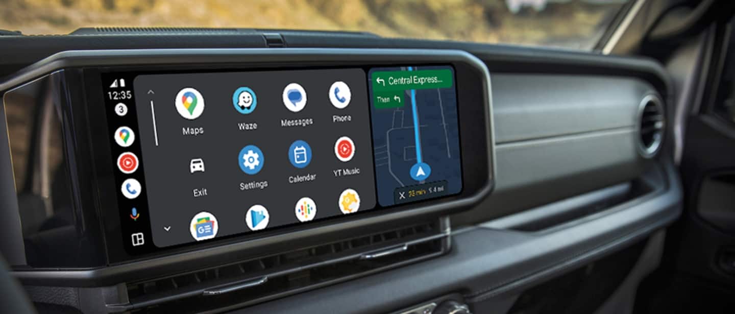 La pantalla táctil Uconnect en un Jeep Wrangler 2024, que muestra un conjunto de widgets y un mapa de navegación.